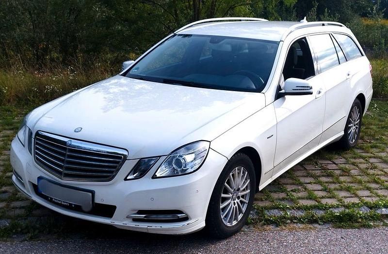 Weiß Gebraucht 2011 Mercedes E220 Kombi | 6.111 € (Superpreis) - Bild 1/4