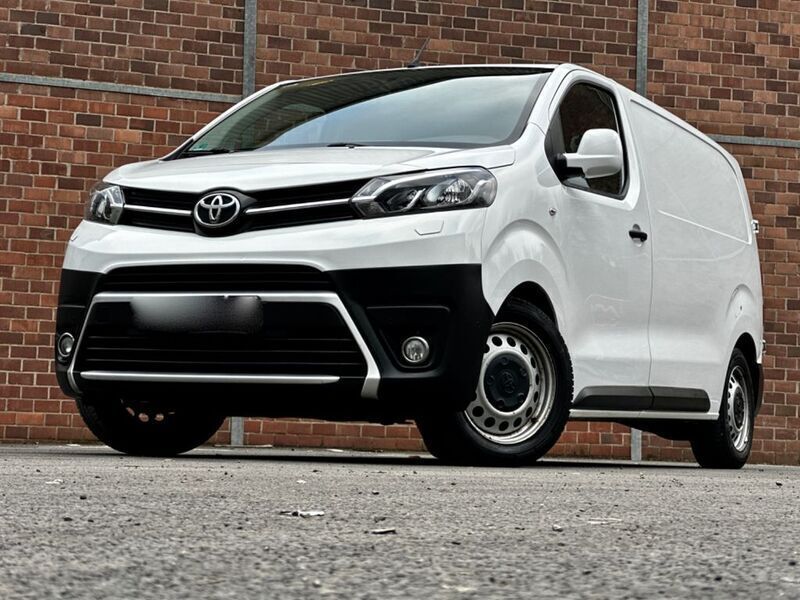 Weiß Gebraucht 2018 Toyota Proace Van / Kleinbus | 10.901 € (Fairer Preis) - Bild 1/4