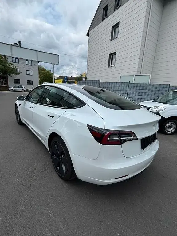 Käytetty Tesla Model 3 Standard Range Plus 239 kW (325 HP) 2021 Valkoinen Sedan