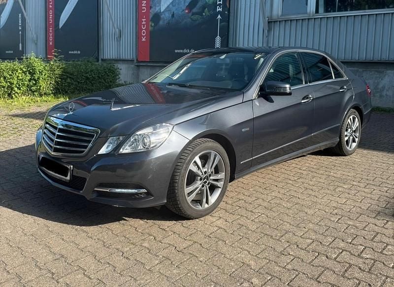 Grau Gebraucht 2012 Mercedes E200 Avantgarde Limousine | 11.500 € (Fairer Preis) - Bild 1/4