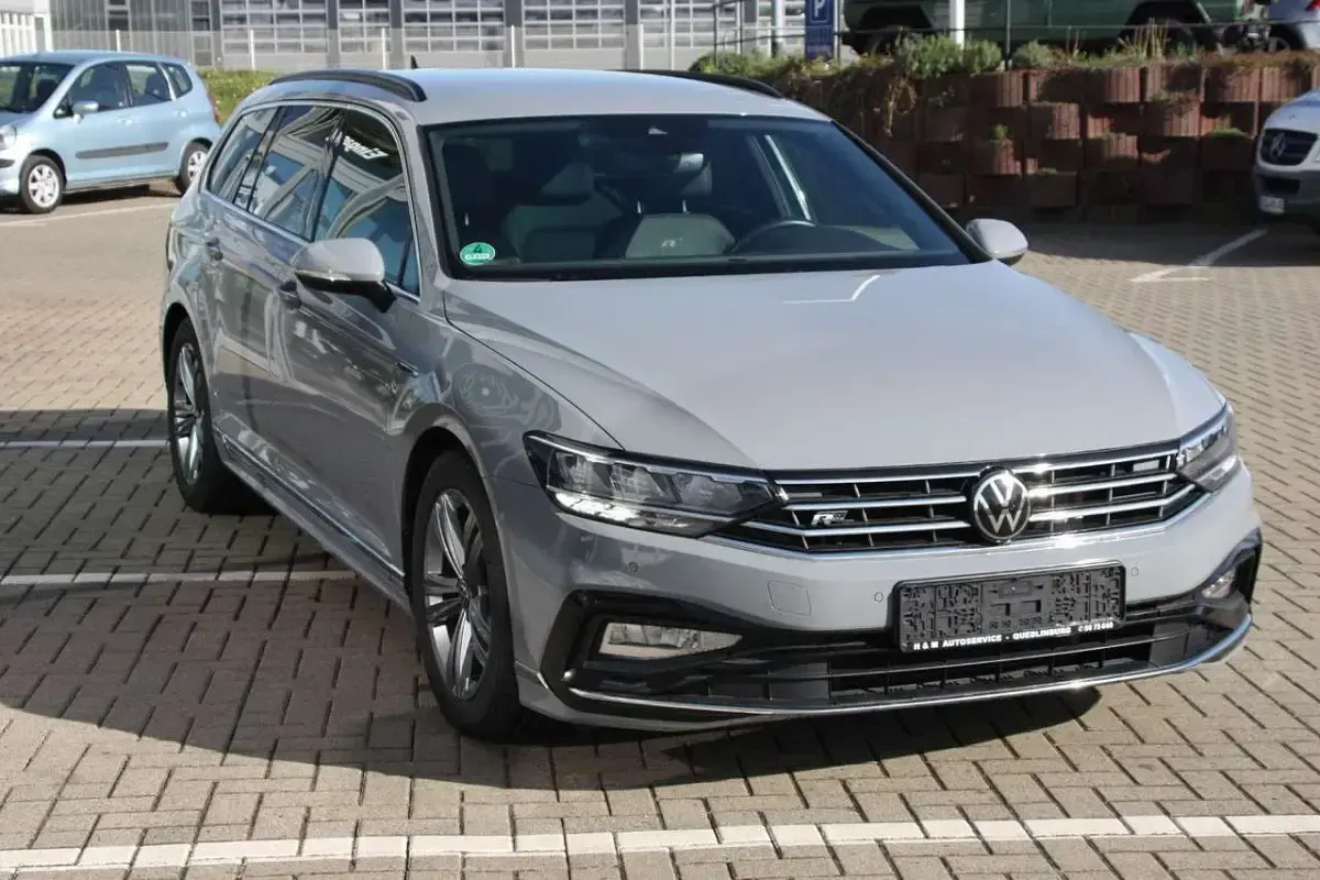 Gebraucht VW Passat R-line 150 PS (110 kW) 2022 Grau Kombi