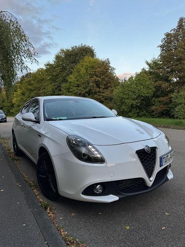 Weiß Gebraucht 2016 Alfa Romeo Giulietta Kleinwagen | 8.800 € (Fairer Preis) - Bild 1/4