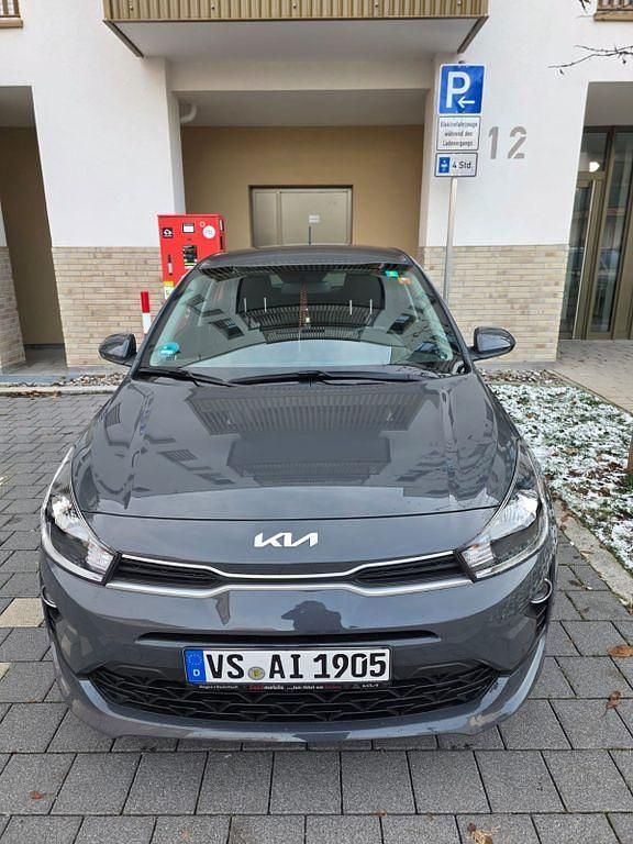 Grau Gebraucht 2023 Kia Rio Edition 7 Limousine | 13.750 € (Fairer Preis) - Bild 1/4