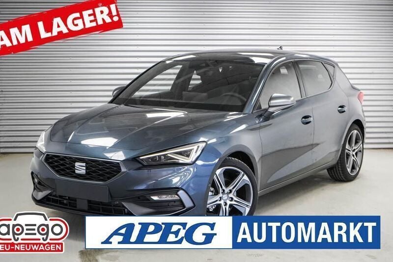 Midnight black metallic (0e) Neu 2025 Seat Leon FR Limousine | 30.090 € (Fairer Preis) - Bild 1/4