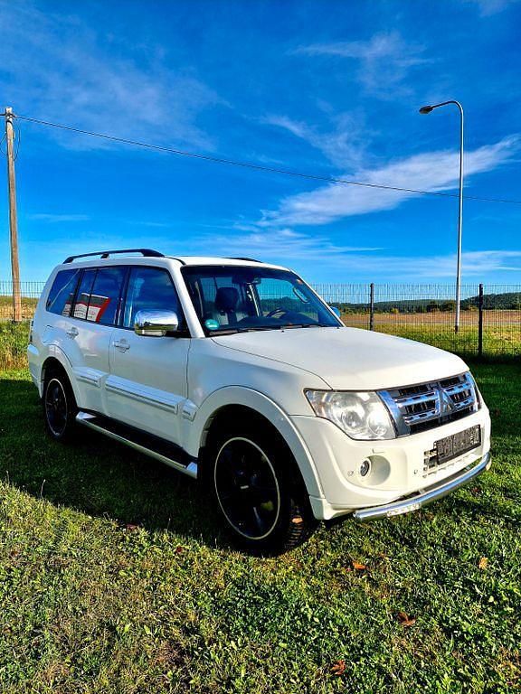Weiß Gebraucht 2013 Mitsubishi Pajero Instyle SUV | 16.999 € (Fairer Preis) - Bild 1/4