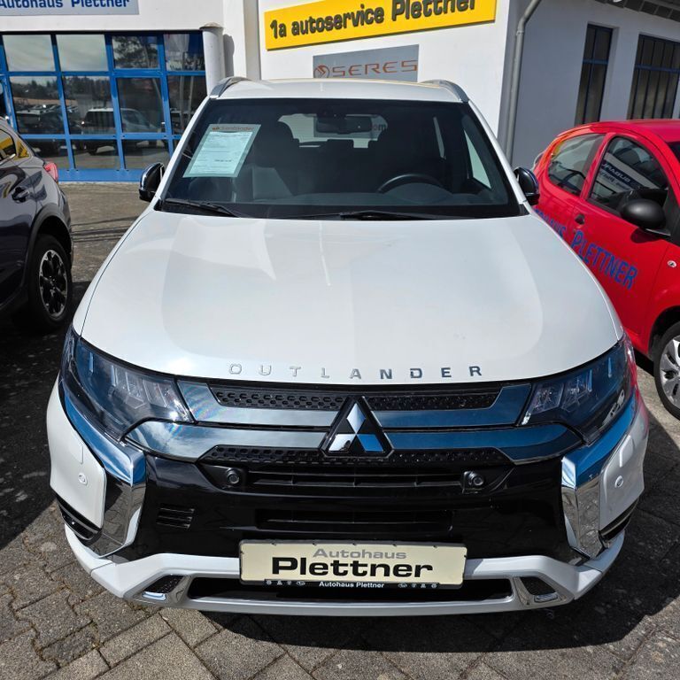 Weiß Gebraucht 2019 Mitsubishi Outlander P-HEV Edition SUV | 28.990 € (Teuer) - Bild 1/4