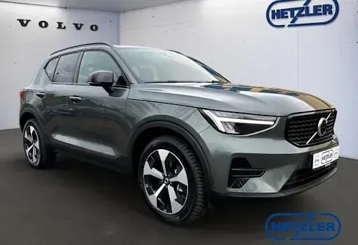 Neu Volvo XC40 Plus 197 PS (144 kW) 2025 Grün SUV