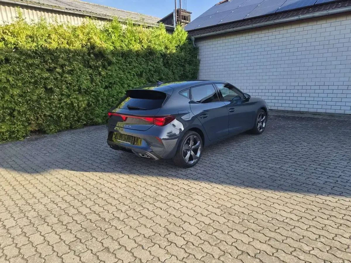 Neu Cupra Leon 150 PS (110 kW) 2026 Fjord blau Limousine