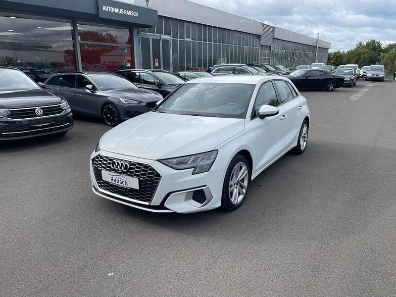 Weiß Gebraucht 2021 Audi A3 S-Line Limousine | 27.450 € (Etwas zu teuer) - Bild 1/3