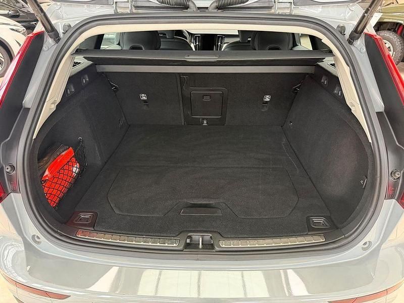 Gebraucht Volvo V60 CC 197 PS (144 kW) 2023 Grau metallic Kombi