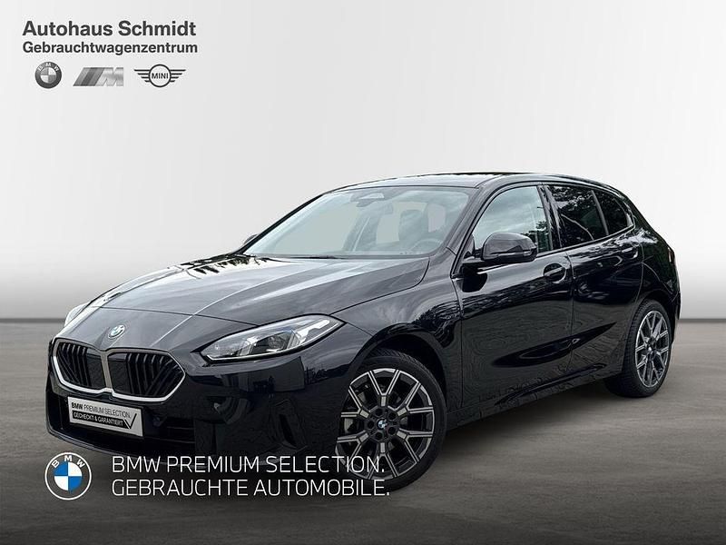 Saphirschwarz Gebraucht 2024 BMW 118 Sport Line Kleinwagen | 30.490 € (Fairer Preis) - Bild 1/4