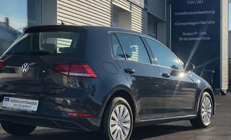 Gebraucht VW Golf VII Trendline 86 PS (63 kW) 2018 Grau Limousine