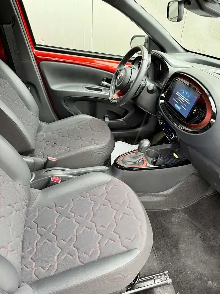 Gebraucht Toyota Aygo X X-plore 72 PS (52 kW) 2024 Chili red (3u4)/ black mica (2 SUV