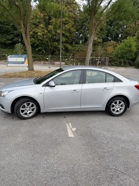 Gebraucht Chevrolet Cruze LS 125 PS (91 kW) 2010 Silber Limousine