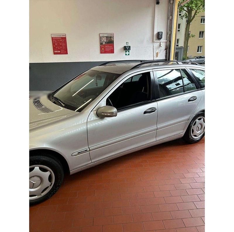 Gebraucht Mercedes 220 143 PS (105 kW) 2002 Silber Kombi