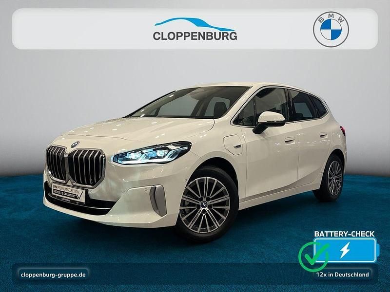 Weiß Gebraucht 2022 BMW 225 Active Tourer Luxury Line Van / Kleinbus | 29.499 € (Fairer Preis) - Bild 1/4