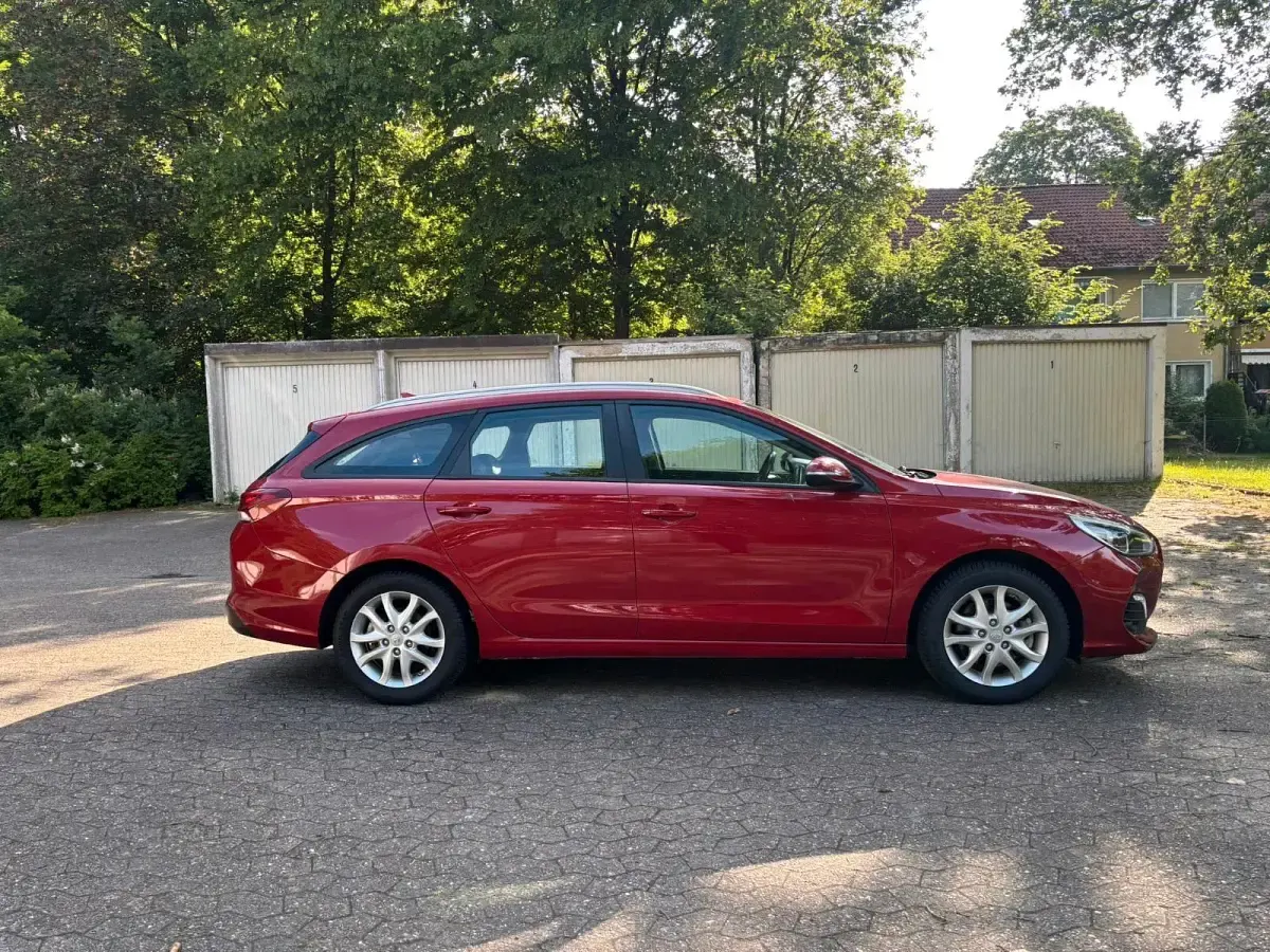 Gebraucht Hyundai i30 115 PS (84 kW) 2019 Rot Kombi
