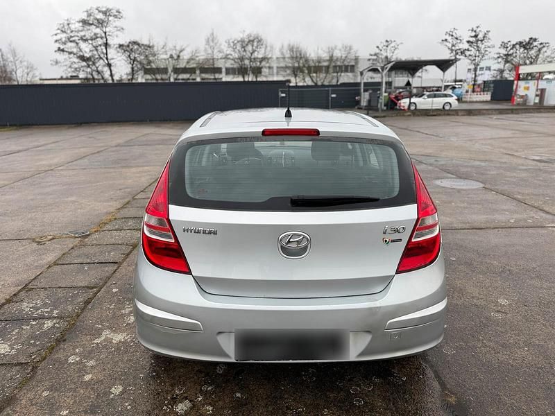 Gebraucht Hyundai i30 109 PS (80 kW) 2010 Silber Kleinwagen