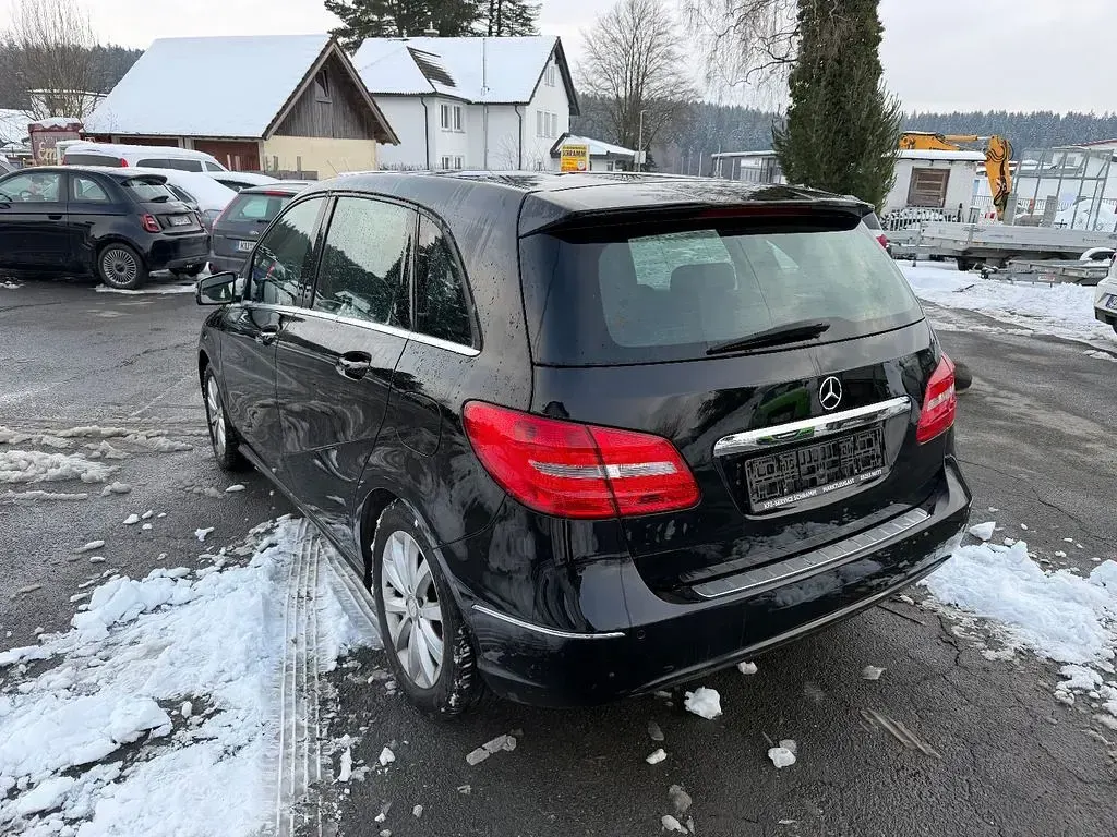 Gebraucht Mercedes B180 109 PS (80 kW) 2014 Schwarz Kleinwagen