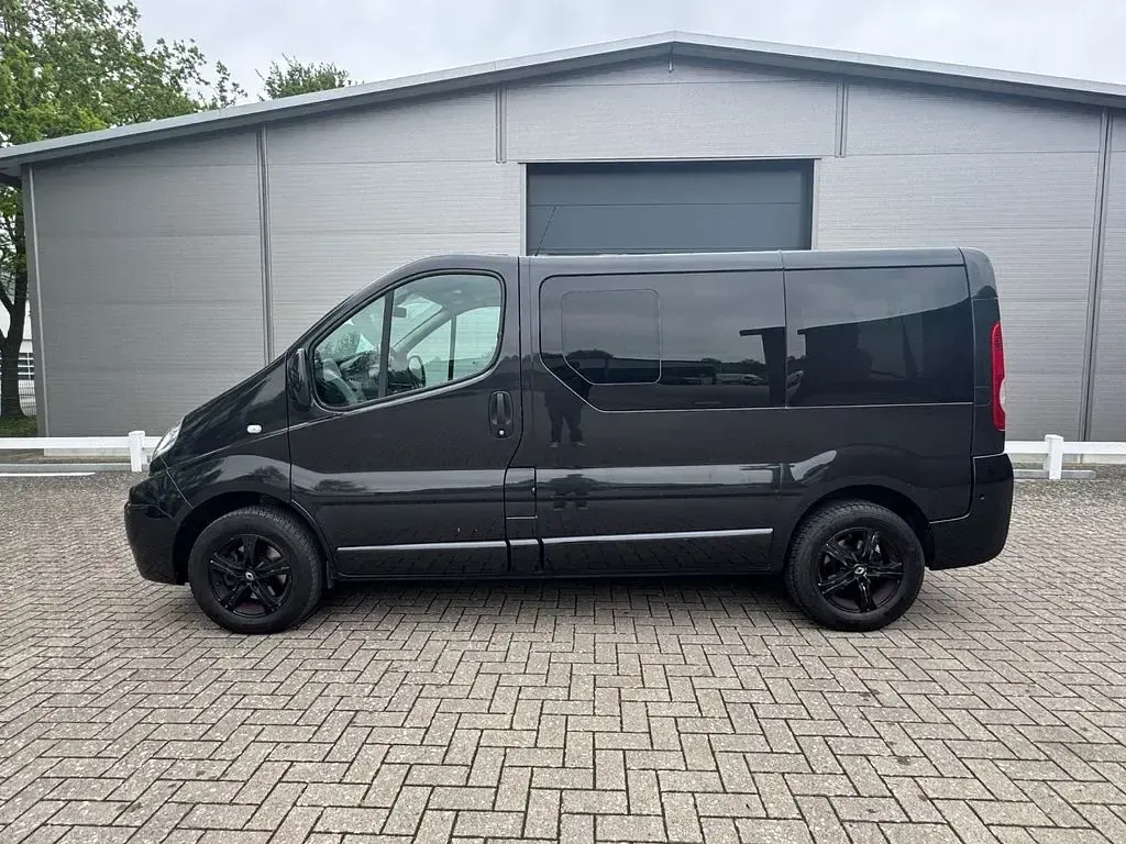 Second-hand Renault Trafic Black Edition 114 CP (83 kW) 2013 Negru Monovolum