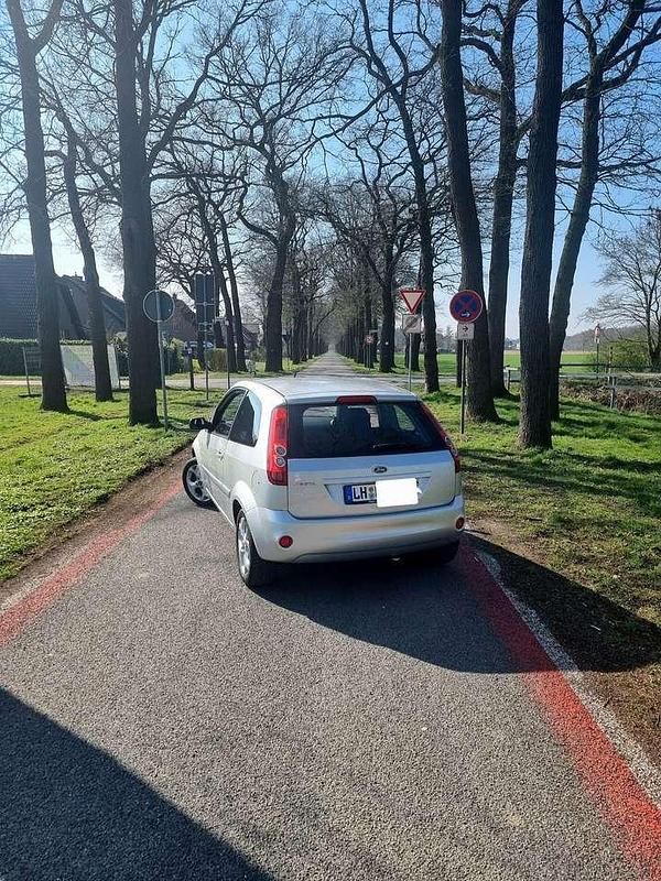 Gebraucht Ford Fiesta Ambiente 60 PS (44 kW) 2008 Silber Limousine
