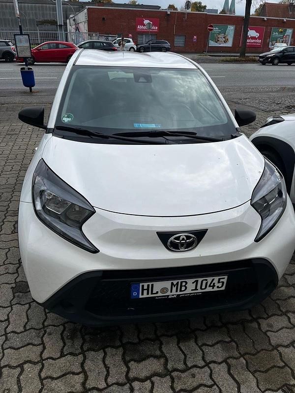 Weiß Gebraucht 2022 Toyota Aygo X-play Kleinwagen | 10.400 € - Bild 1/4