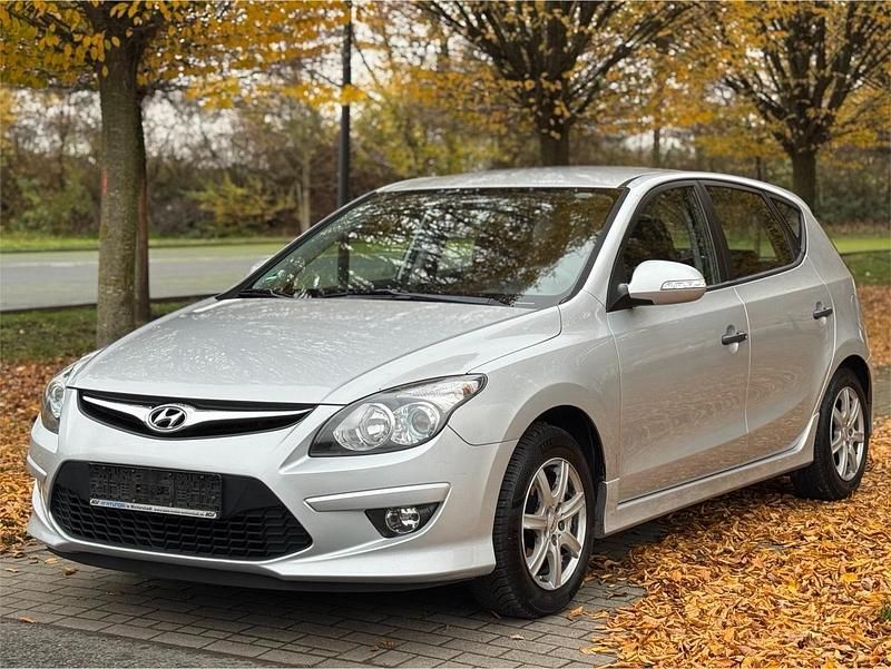 Silber Gebraucht 2011 Hyundai i30 Limousine | 4.950 € (Etwas zu teuer) - Bild 1/4