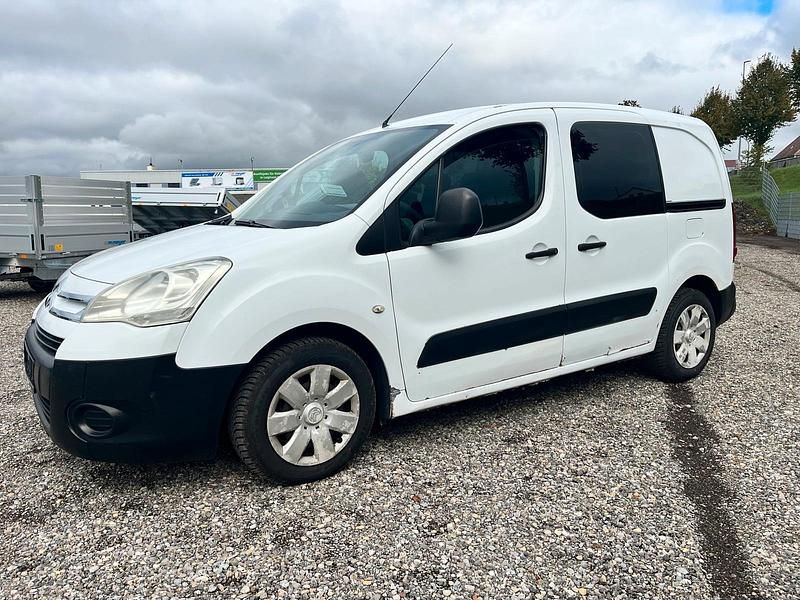 Weiß Gebraucht 2010 Citroën Berlingo Van / Kleinbus | 1.800 € - Bild 1/4