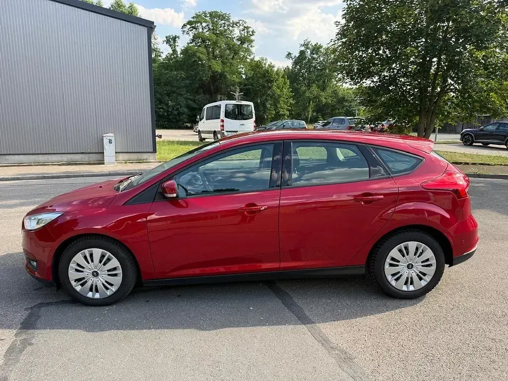 Gebraucht Ford Focus Trend 101 PS (74 kW) 2016 Rot Limousine