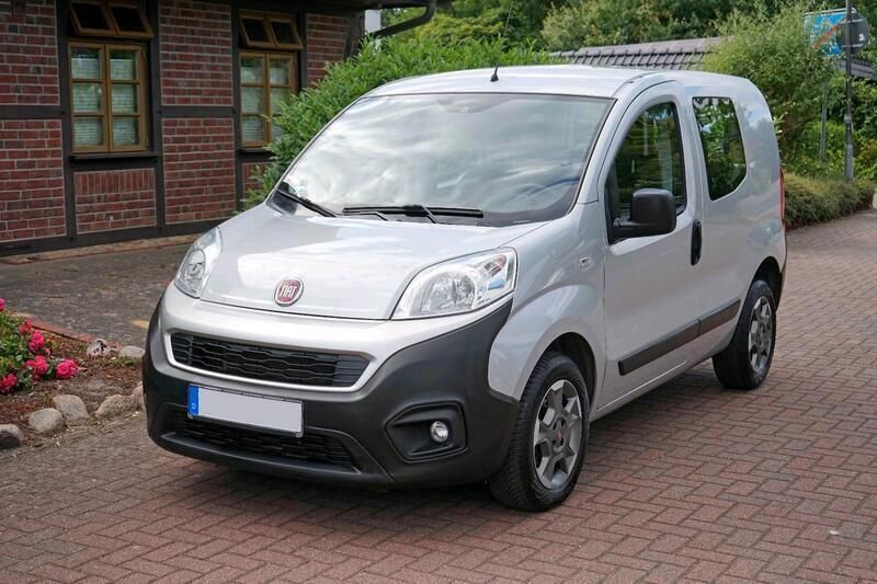 Silber Gebraucht 2017 Fiat Fiorino Van / Kleinbus | 8.950 € (Fairer Preis) - Bild 1/4