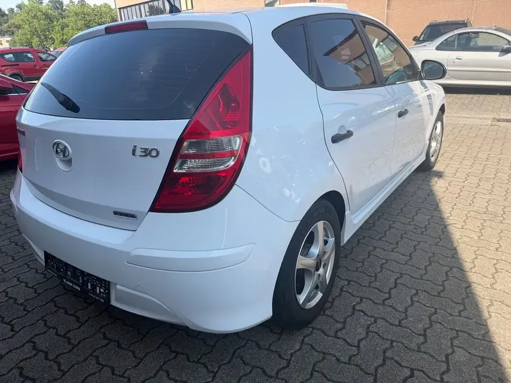 Gebraucht Hyundai i30 Edition 90 PS (66 kW) 2011 Weiß Limousine