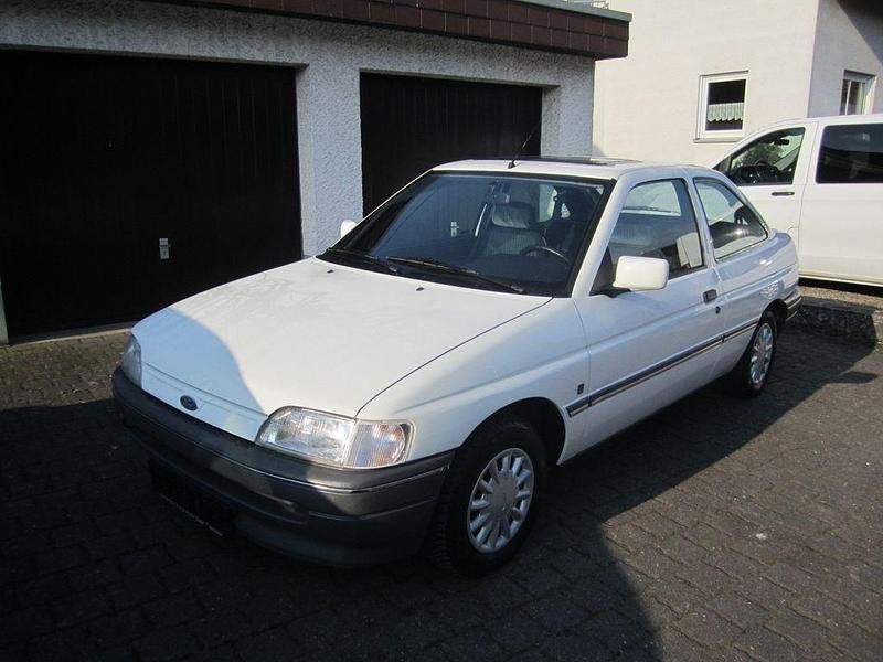 Gebraucht Ford Escort 60 PS (44 kW) 1992 Weiß Limousine