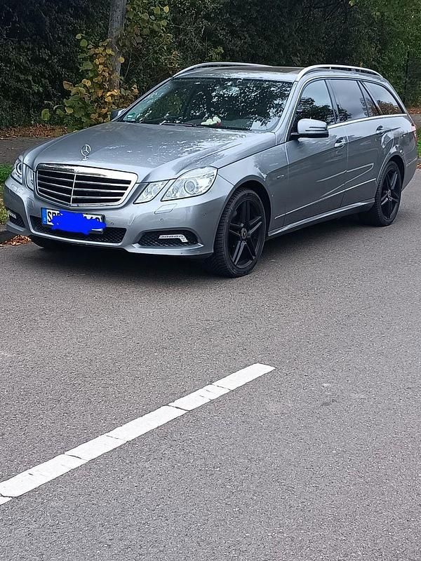 Grau Gebraucht 2010 Mercedes E250 Avantgarde Kombi | 11.900 € (Guter Preis) - Bild 1/4