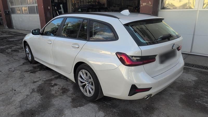 Gebraucht BMW 320e 190 PS (139 kW) 2022 Weiß Kombi