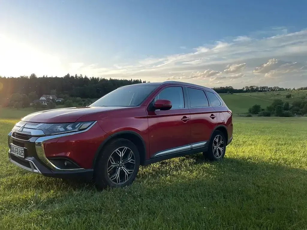 Gebraucht Mitsubishi Outlander Intense+ 150 PS (110 kW) 2020 Rot SUV