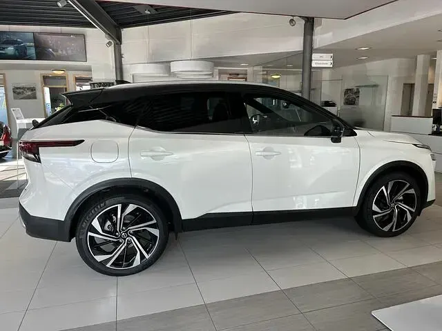 Gebraucht Nissan Qashqai Tekna 158 PS (116 kW) 2023 Pearl white pearleffekt/dach black met SUV