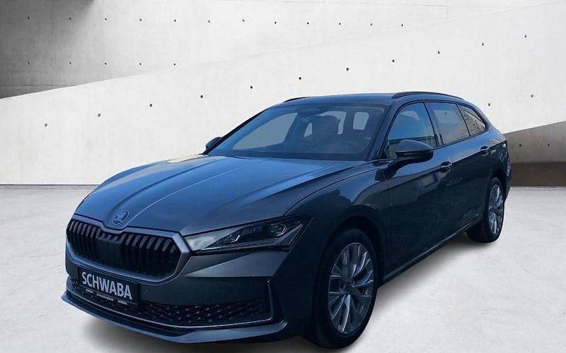 Neu Skoda Superb Selection 150 PS (110 kW) 2026 Grau Kombi