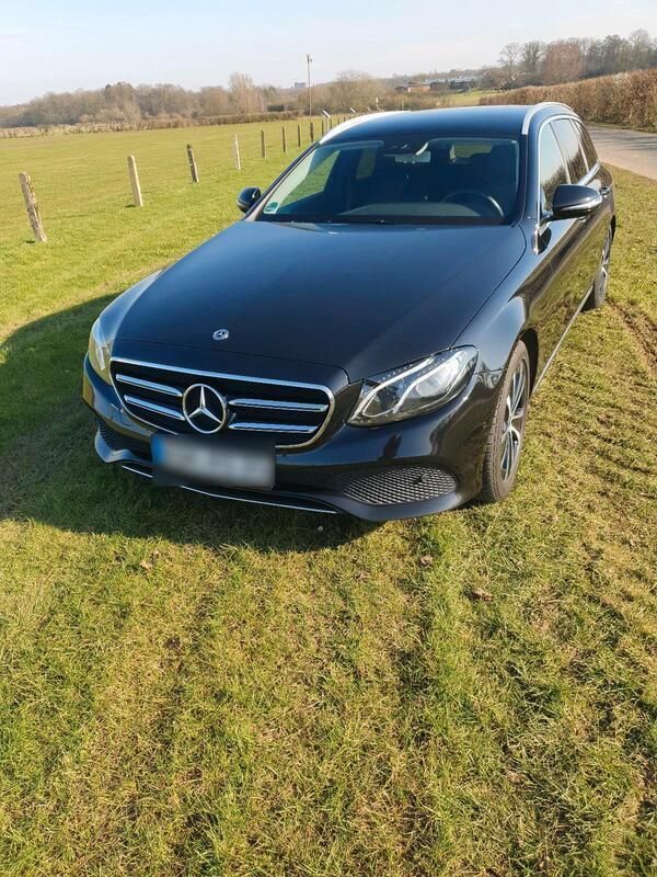 Schwarz Gebraucht 2019 Mercedes E220 Kombi | 23.700 € - Bild 1/4