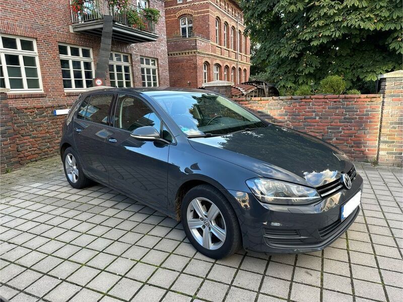 Grau Gebraucht 2015 VW Golf VII Comfortline Limousine | 8.500 € (Fairer Preis) - Bild 1/4
