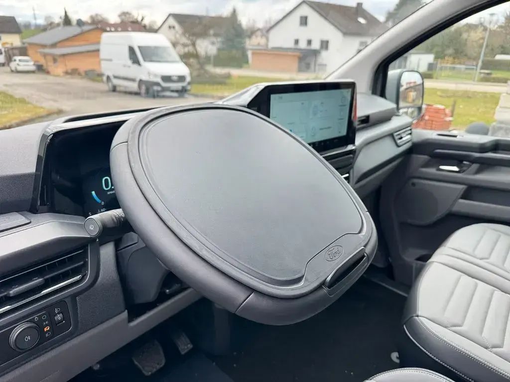 Neu Ford Tourneo Titanium 170 PS (125 kW) 2026 Grau Van / Kleinbus