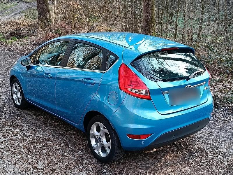 Gebraucht Ford Fiesta 97 PS (71 kW) 2011 Blau Kleinwagen