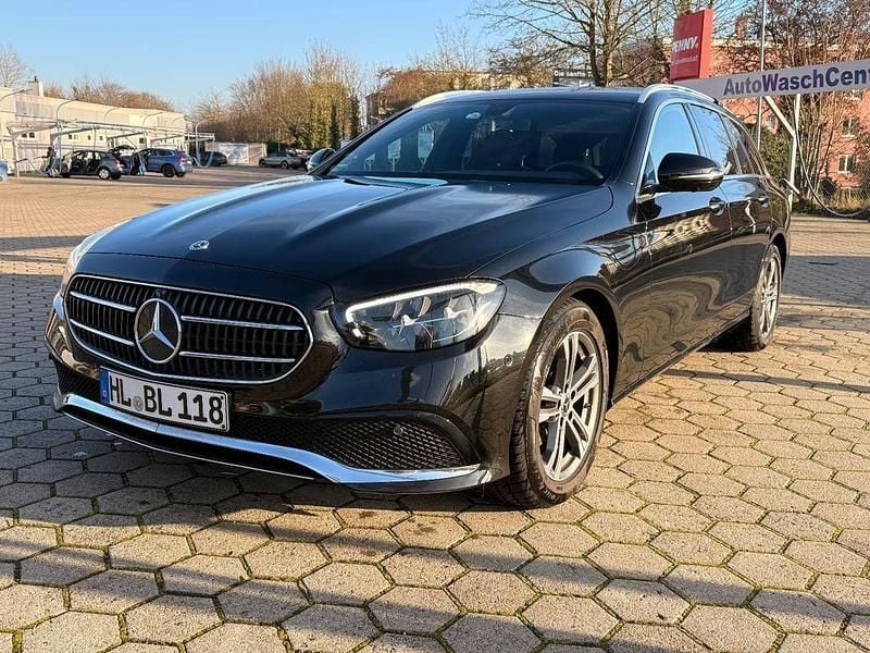 Schwarz Gebraucht 2022 Mercedes E200 Kombi | 19.900 € (Fairer Preis) - Bild 1/4