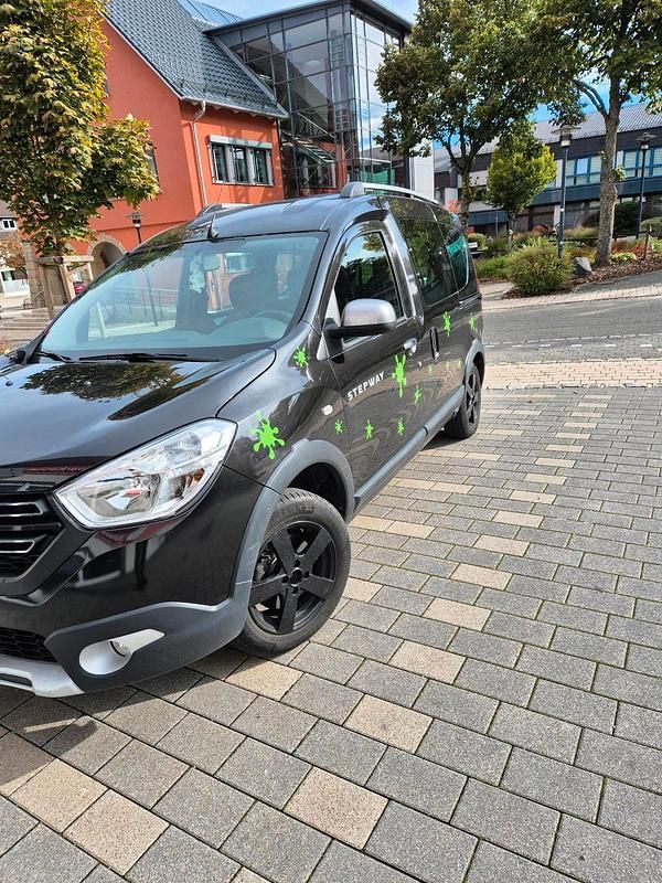 Schwarz Gebraucht 2021 Dacia Dokker Van | 15.000 € - Bild 1/1