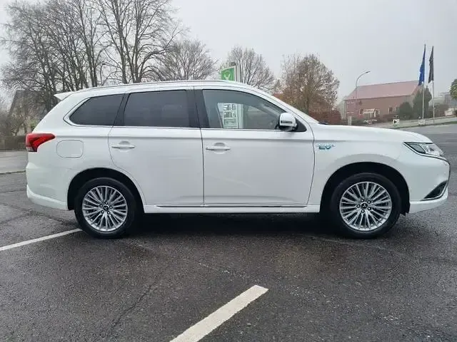 Gebraucht Mitsubishi Outlander P-HEV Basis 224 PS (164 kW) 2019 Weiß SUV