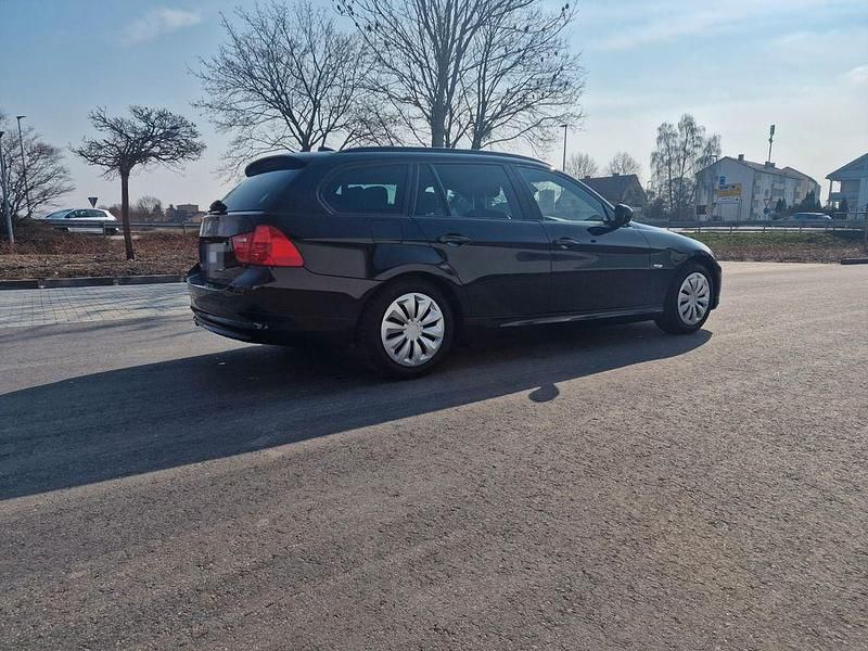 Gebraucht BMW 320 184 PS (135 kW) 2011 Schwarz Kombi