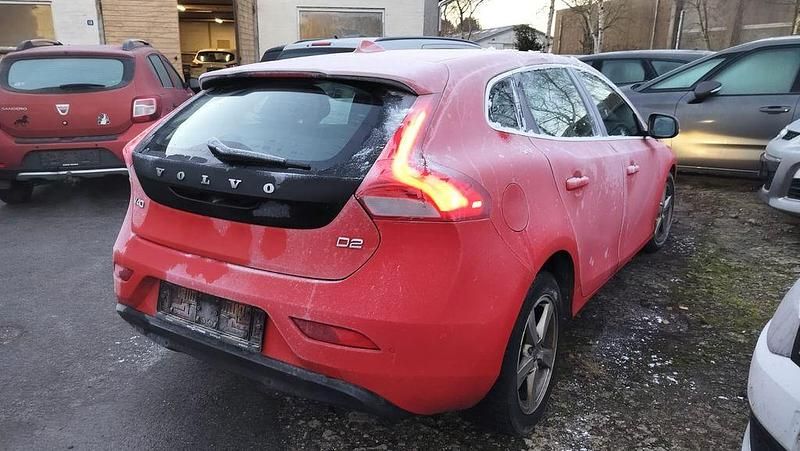 Gebraucht Volvo V40 Summum 120 PS (88 kW) 2016 Rot Limousine