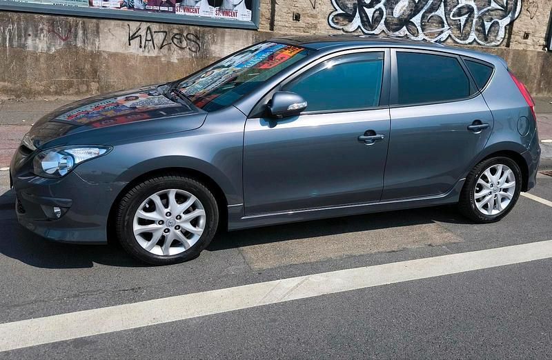 Grau Gebraucht 2011 Hyundai i30 Limousine | 3.580 € (Fairer Preis) - Bild 1/4