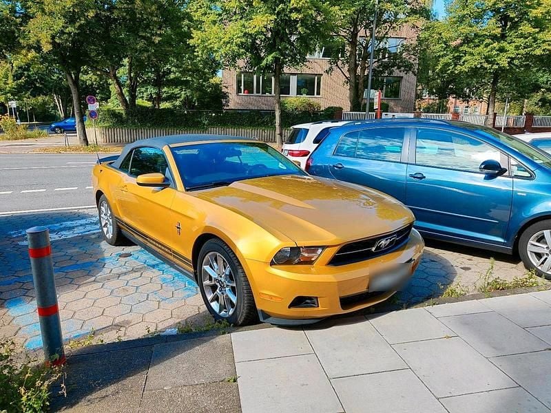 Second-hand Ford Mustang 213 CP (156 kW) 2013 Auriu Cabrio