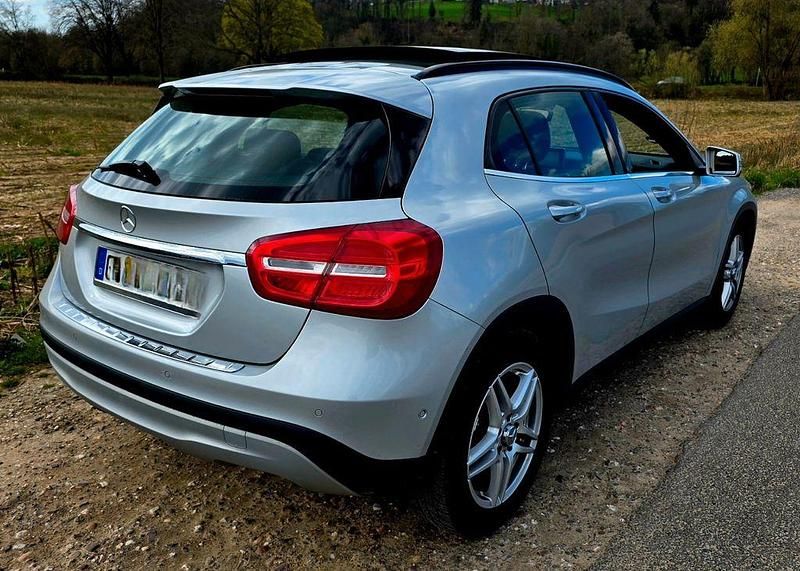 Usata Mercedes GLA200 156 CV (114 kW) 2015 Argento SUV