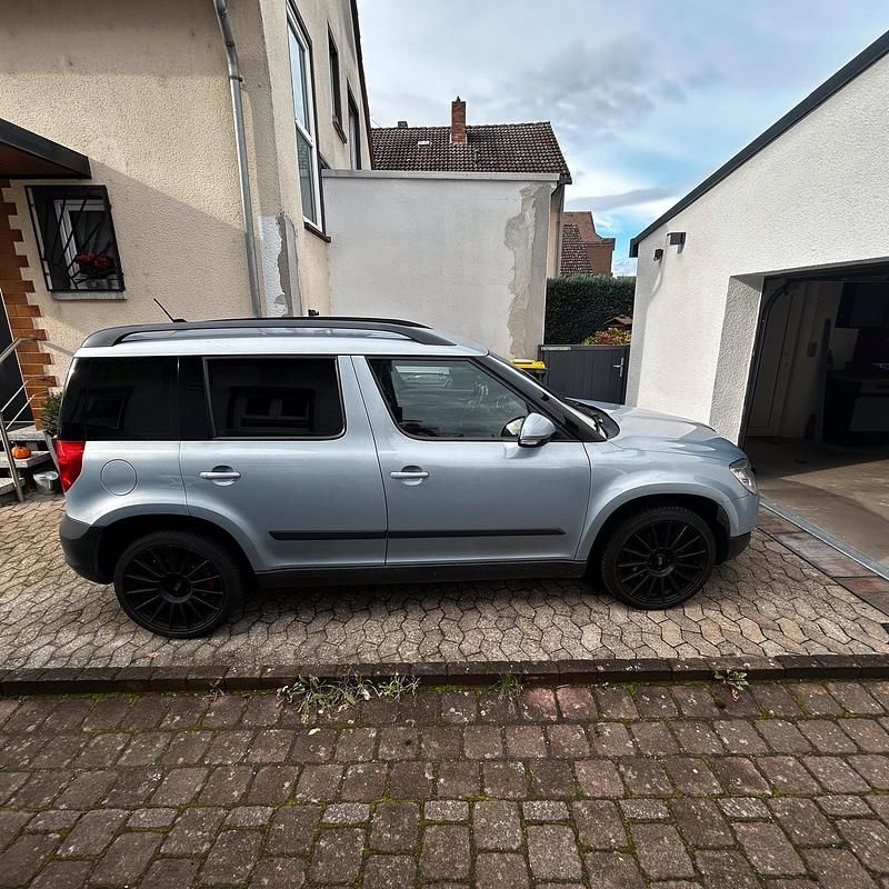 Silber Gebraucht 2009 Skoda Yeti SUV | 6.950 € (Fairer Preis) - Bild 1/4